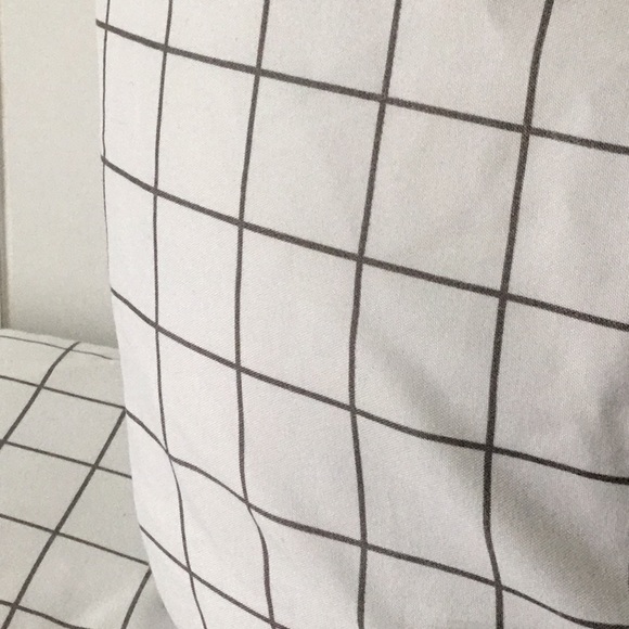 SOLD- WHITE GRIDED SHEET set & PILLOW CASE TXL - Picture 4 of 4
